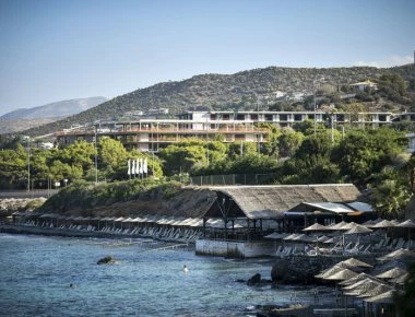 Ανάβυσσος: Ξεκίνησαν πάλι οι μπουλντόζες - Κατεδαφίζονται αυθαίρετες κατασκευές ξενοδοχείου στον αιγιαλό (φώτο)